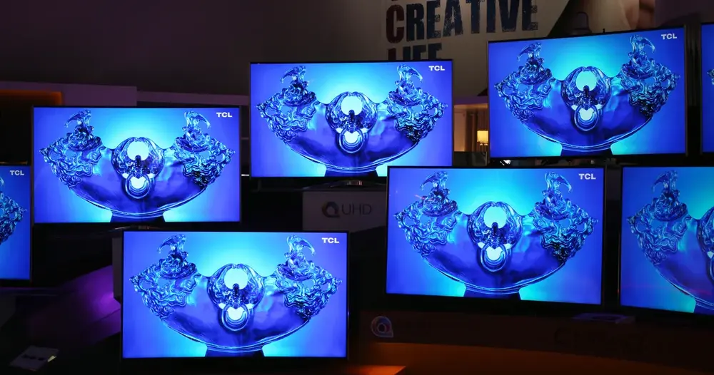Televisores TCL 4K expostos em loja com imagem de demonstração